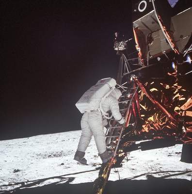 Edwin E. Aldrin staje na Księżycu