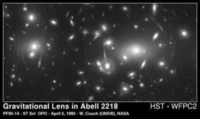 Soczewkowanie grawitacyjne na gromadzie Abell 2218