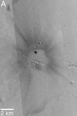 Krater na Marsie sfotografowany przez sondy Viking i Mars Global Surveyor