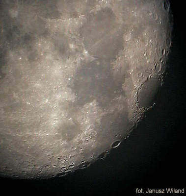 Księżyc w obiektywie aparatu cyfrowego