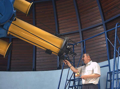 Marek Szczepański przy teleskopie