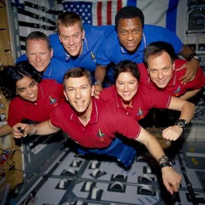 Załoga misji STS-107 unosząca się w stanie nieważkości