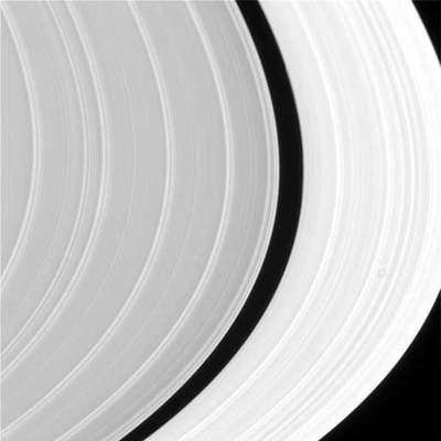 Pierścienie Saturna widziane z orbity