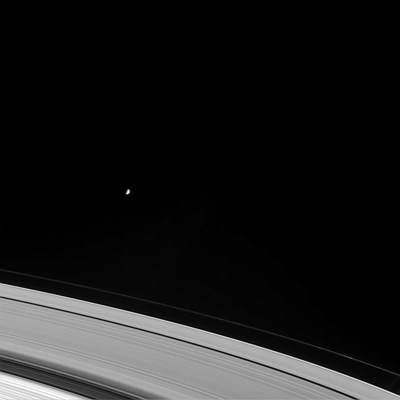 Mimas sfotografowany przez sondę Cassini 18.11.2004