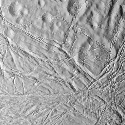 Kratery i szczeliny na Enceladusie