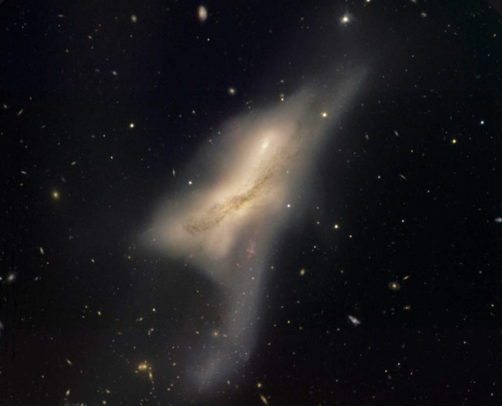 NGC 520 - łączące się galaktyki