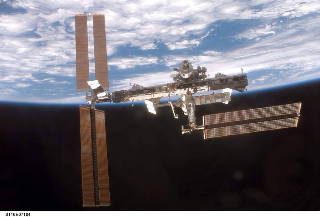 Stacja kosmicza widziana z Discovery po misji STS-116