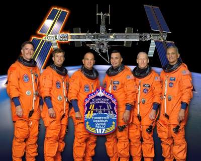 Załoga promu Atlantis podczas misji STS-117