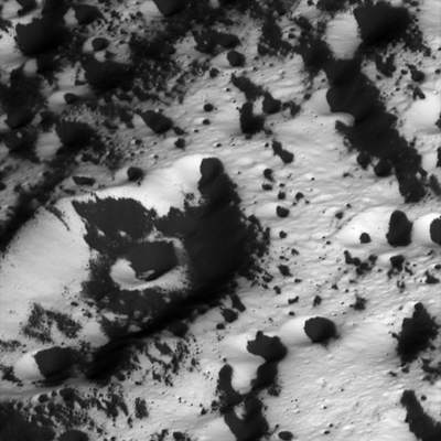Japetus - kratery pokryte ciemnym materiałem