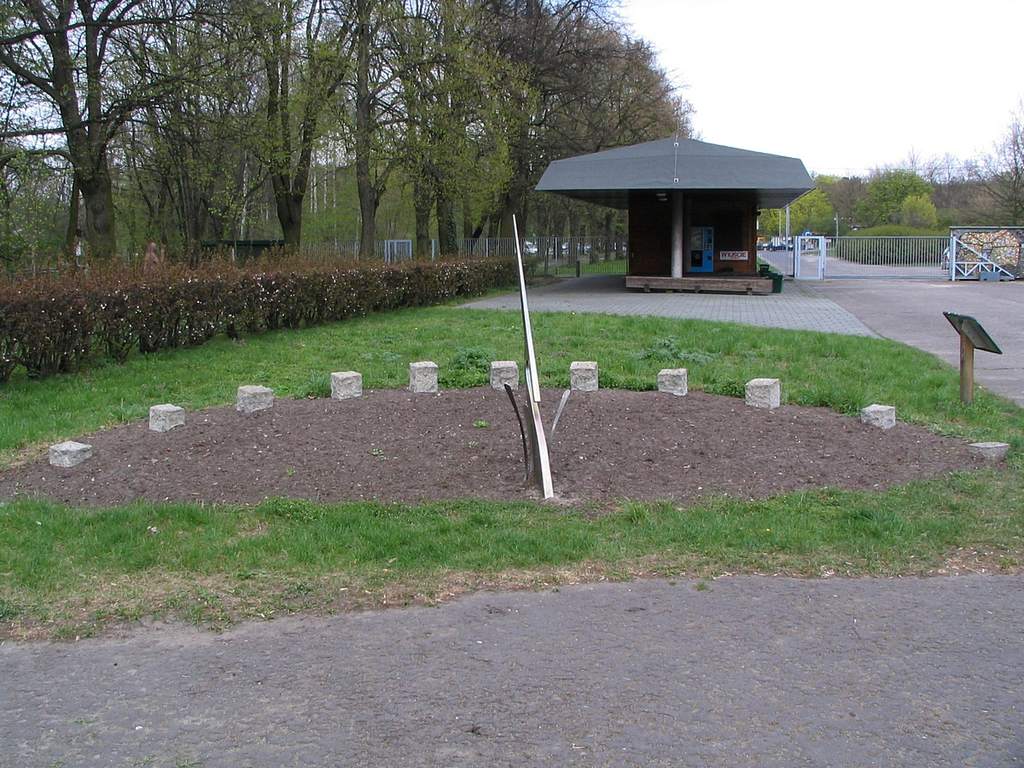 Ogród Botaniczny w Łodzi, zegar słoneczny (I)