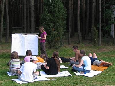 Obóz w Załęczu - zajęcia na zielonej trawce