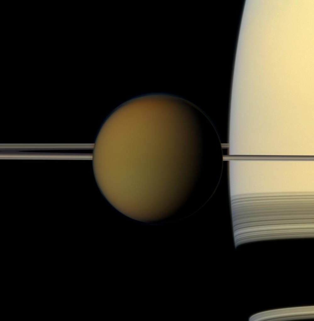 Tytan na tle Saturna