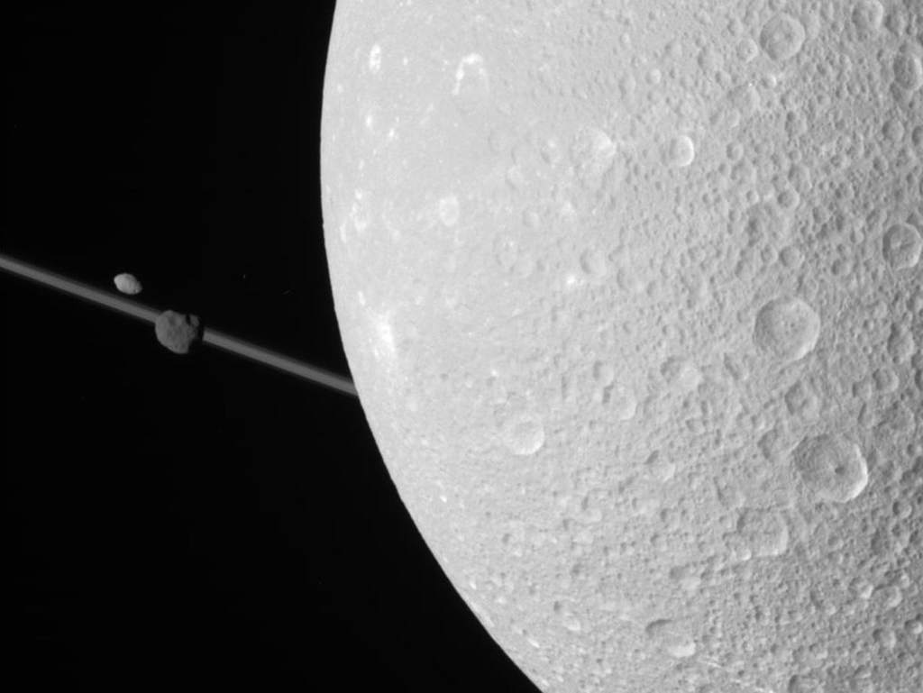 Dione sfotografowana przez sondę Cassini