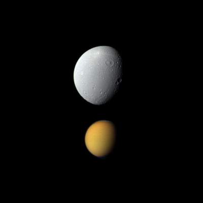 Tytan i Dione - zdjęcie z sondy Cassini