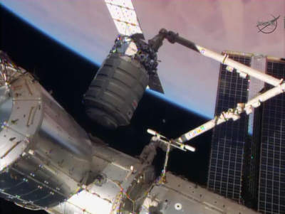 Cygnus dokuje do ISS