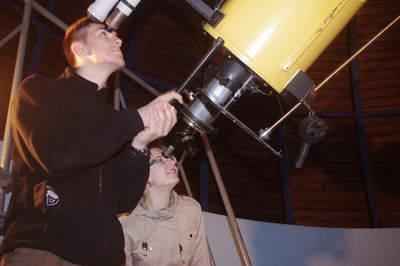 Obserwacje prowadzone największą w Polsce, 4,5-metrową lunetą