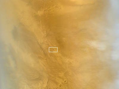 Zdjęcie zrobione przez  Mars Reconnaissance Orbiter 20 marca 2014. Przedstawia powierzchnie marsa z charakterystyczną ciemną kropką. Została ona otoczona białym prostokątem dla łatwiejszej lokalizacji