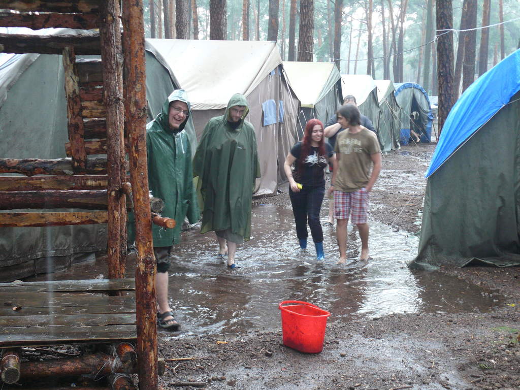 Obóz dla starszych 2014: kadra ratująca obóz przed powodzią