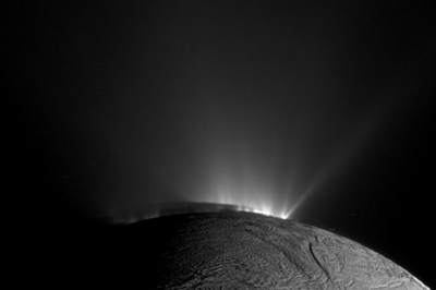 Lodowe gejzery lub “kriowulkany” na Enceladusie.