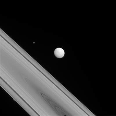 Tetyda, jeden z lodowych wewnętrznych księżyców Saturna.