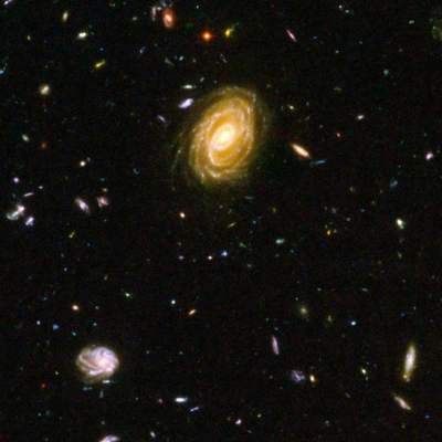 Zdjęcie odległych galaktyk, w których powstają gwiazdy.