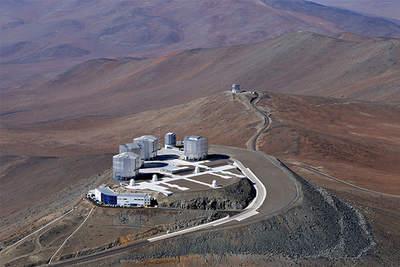 Widok z lotu ptaka na Very Large Telescope (VLT) w Obserwatorium Paranal.