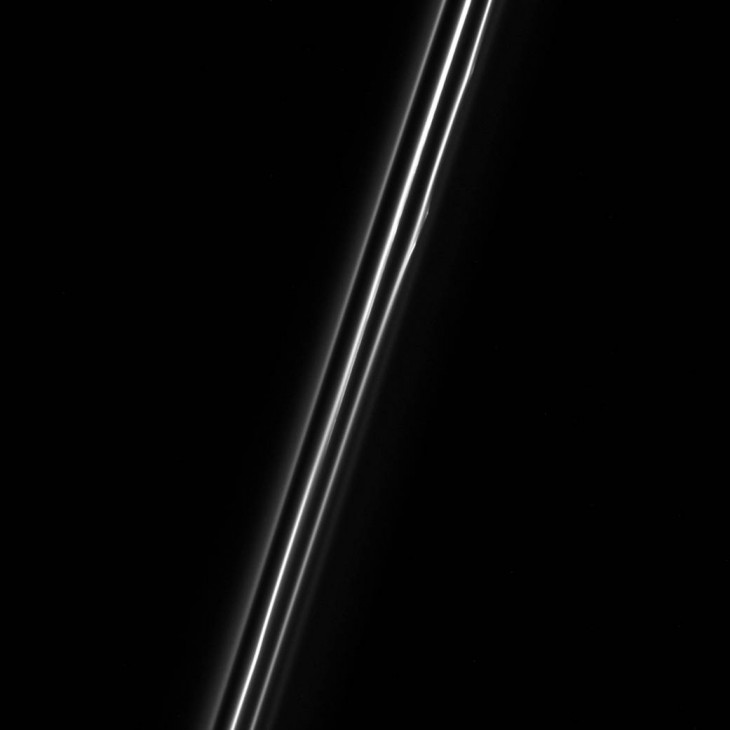 Zdjęcie pierścienia F wykonane przez sondę Cassini