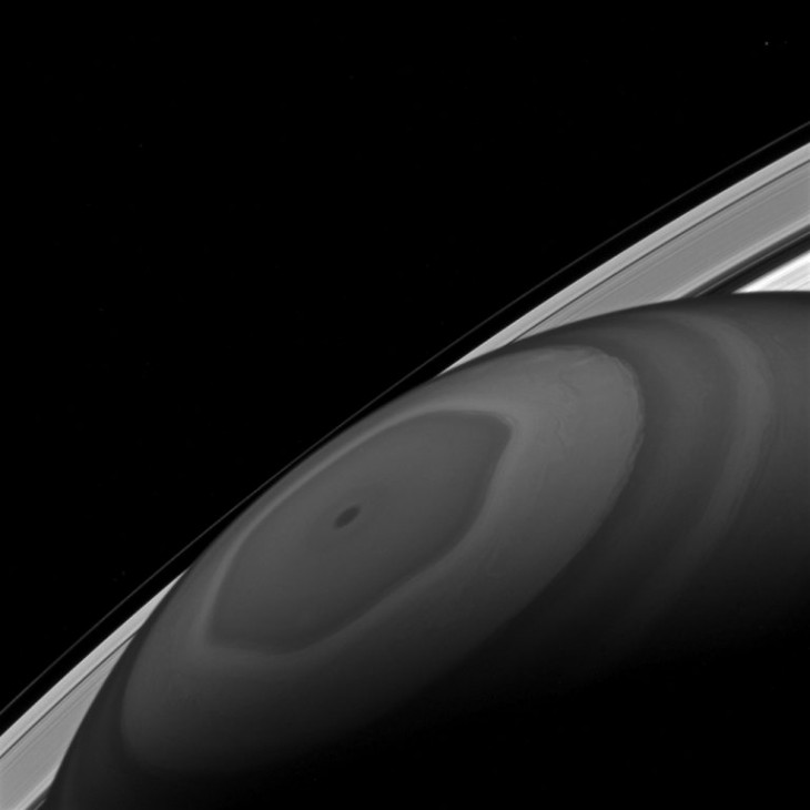 Sześciokątna burza na Saturnie