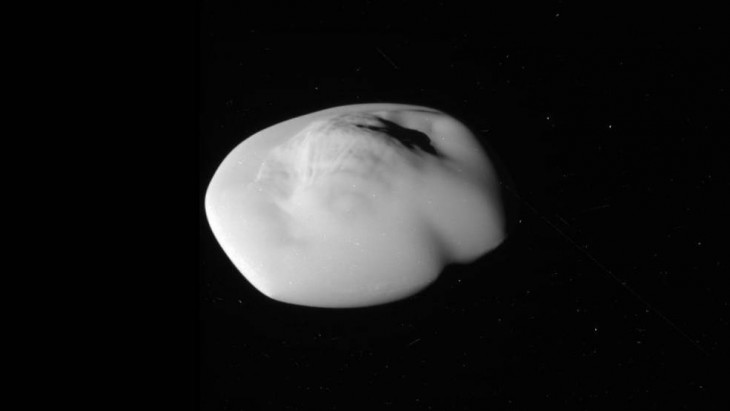 Atlas - ksieżyc Saturna z bardzo bliska