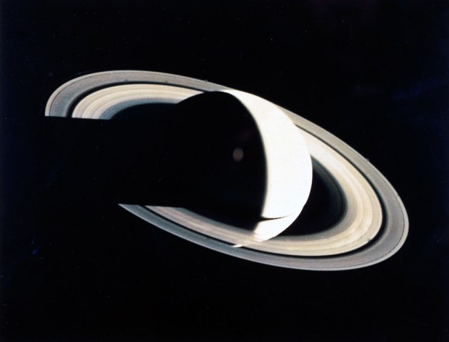 Voyager 1: zdjęcie Saturna wykonane po przelocie.