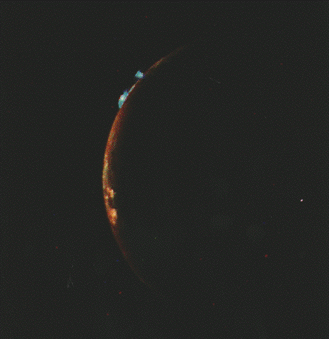 Voyager 1: Io i jej aktywne wulkany.