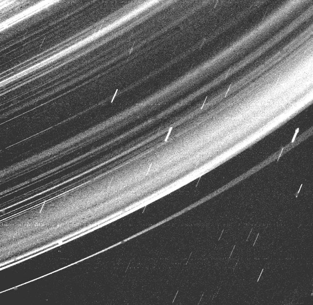 Voyager 2: dystrybucja cząstek w pierścieniach Urana.