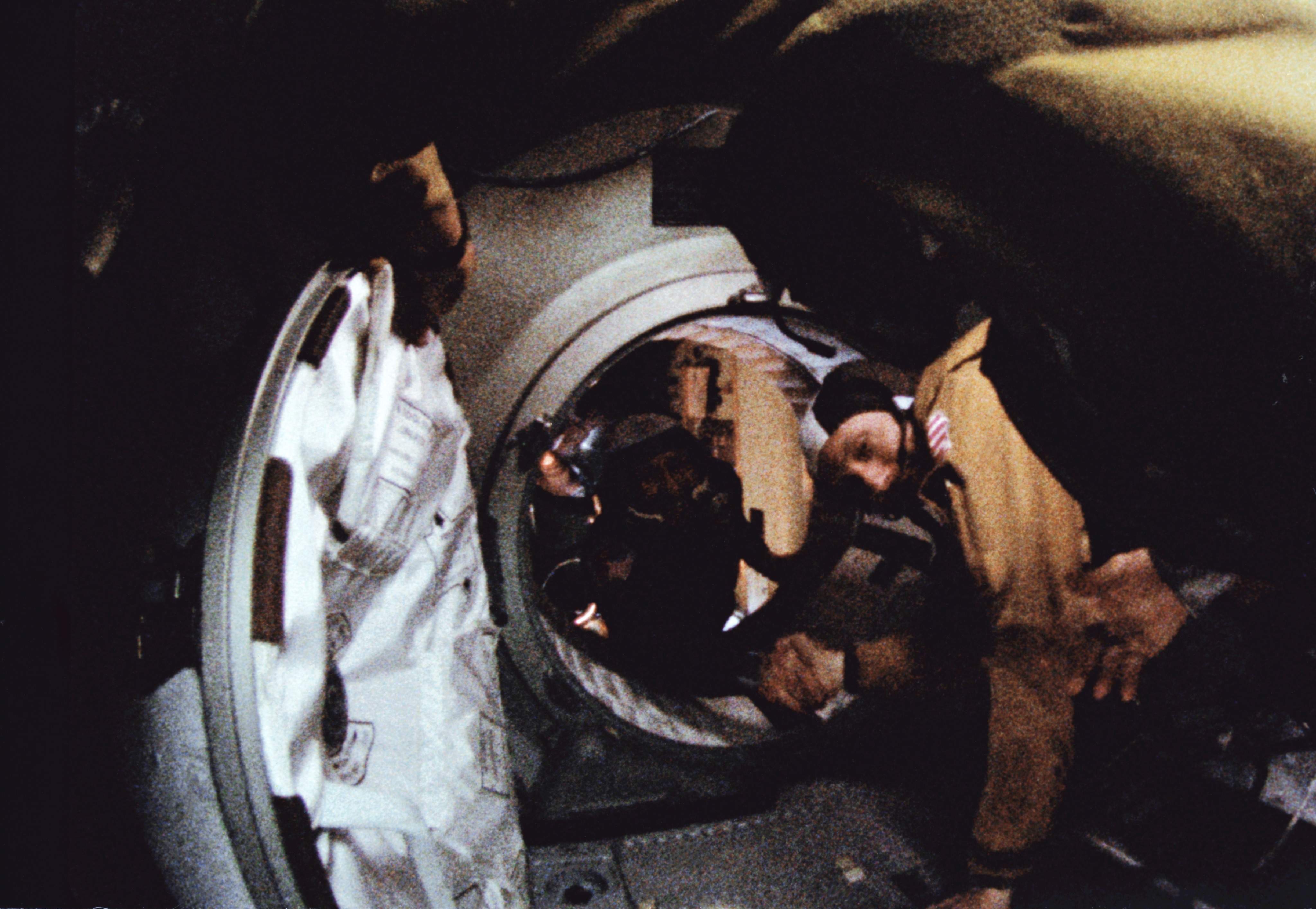 17 июля 1975 года. Союз Аполлон рукопожатие в космосе. Рукопожатие в космосе Союз Аполлон 1975. 1975 Стыковка кораблей Союз и Аполлон.
