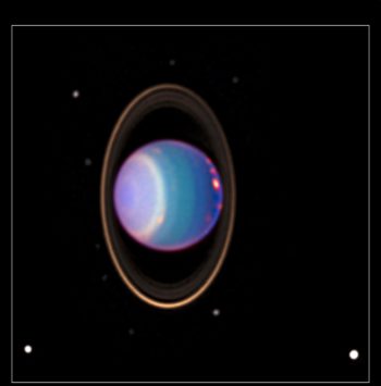 Zdjęcie Urana - kula o kolorach niebieskim, zielonym oraz fioletowym otoczona pierścieniami