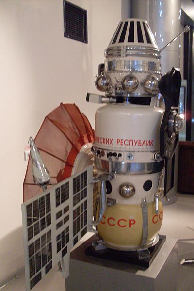 Biała sonda kosmiczna z srebrnymi elementami. Widnieje na niej napis СССР. 