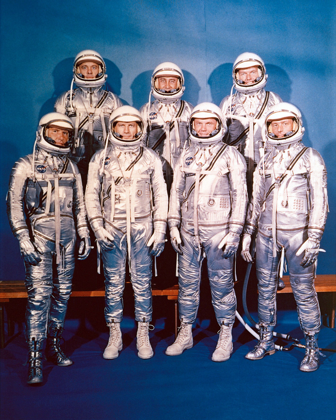 Grupa siedmiu astronautów w skafandrach kosmicznych