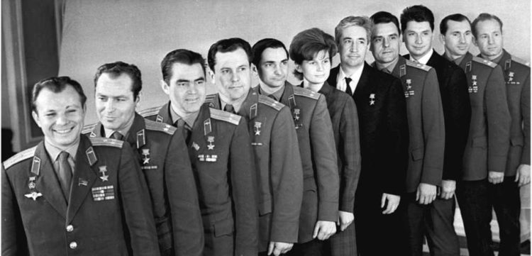 Kilkunastu stojących w rzędzie jeden za drugim odznaczonych sowieckich kosmonautów. Pierwszy z nich to Y. Gagarin, a po środku V. Tereshkova