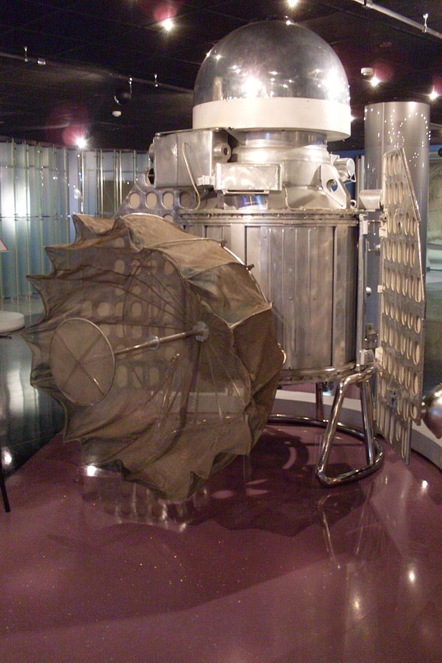 Srebrna sonda kosmiczna w gablocie w muzeum. 