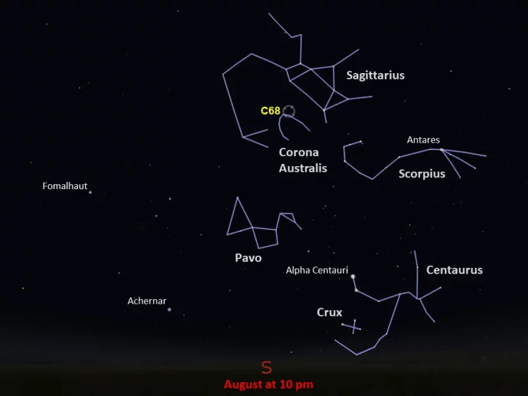Fragmnet nieba południowego, na dole na czerwono zapisany miesiąc - sierpień, czas - godzina 22 oraz kierunek obserwacji - południe. C68 znajduje się pomiędzy gwiazdozbiorem Strzelca a Koroną Południową.