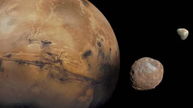 Księżyce Marsa na tle powierzchni planety.
