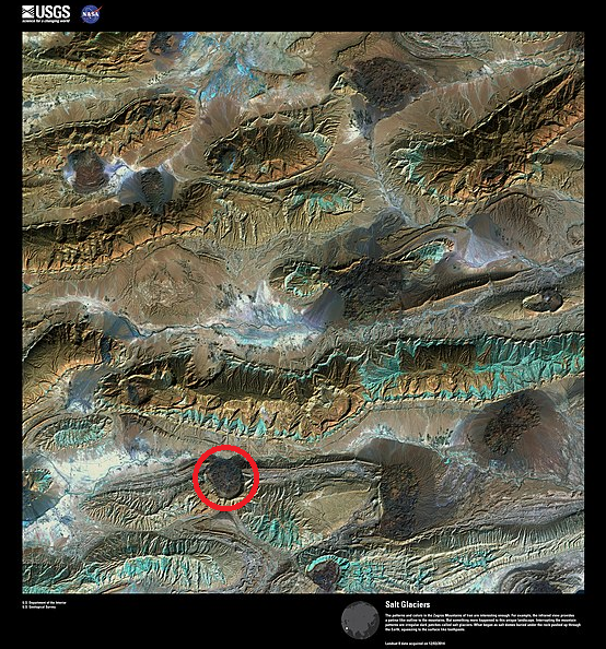 Zdjęcie gór Zagros w Iranie z lotu ptaka. Czerwonym kółkiem zaznaczono jeden z wielu lodowców solnych na tym zdjęciu, które są koloru ciemnoszarego i mają nieregularny kształt.