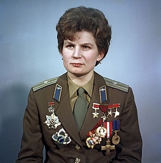 Kobieta w brązowym mundurze z licznymi odznaczeniami