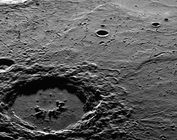 Obrazek czarno-biały. Krater na powierzchni planety.