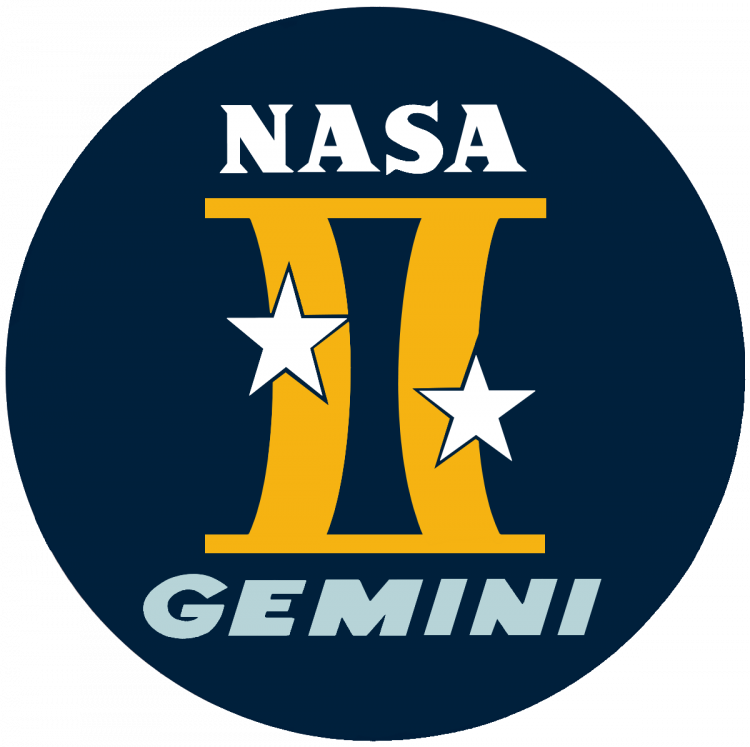 logo programu Gemini: granatowe tło, żółta rzymska dwójka, dwie białe gwiazdki, biały napis "NASA" nad II i jasnoniebieski "GEMINI" pod II.
