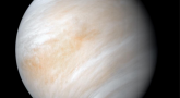 Zdjęcie Wenus z bliskiej odległości, częściowo w cieniu, na czarnym tle