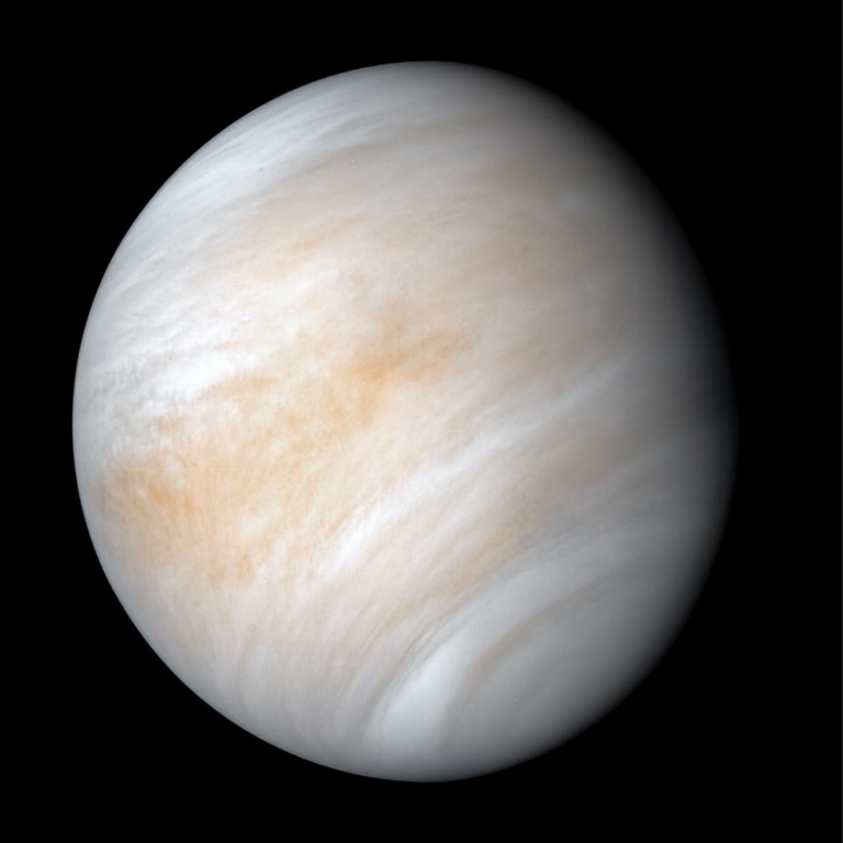 Zdjęcie Wenus z bliskiej odległości, częściowo w cieniu, na czarnym tle
