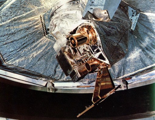 Spód sondy Mariner 4 obłożony srebrną folią, do którego jest podwieszony otworzony prostopadłościenny element, w którym znajdują się pokryte złotem kamery