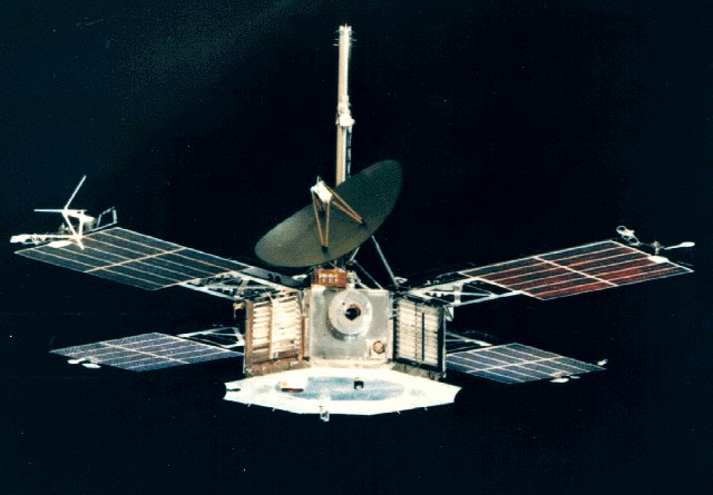Zdjęcie sondy z anteną skierowaną w lewy górny róg zdjęcia na czarnym tle.