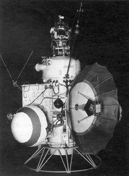 Czarno-białe zdjęcie sondy z kilkoma antenami po bokach