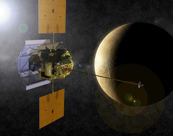 Sonda z dwoma żółtymi panelami rozłożonymi ba boki na tle Merkurego, który jest w większości ukryty w cieniu